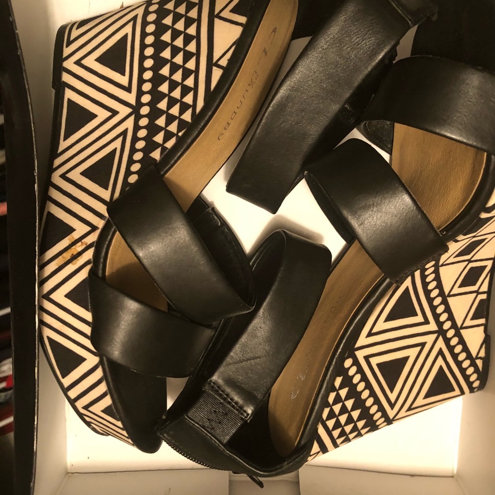 Black wedge with Aztec print bottom